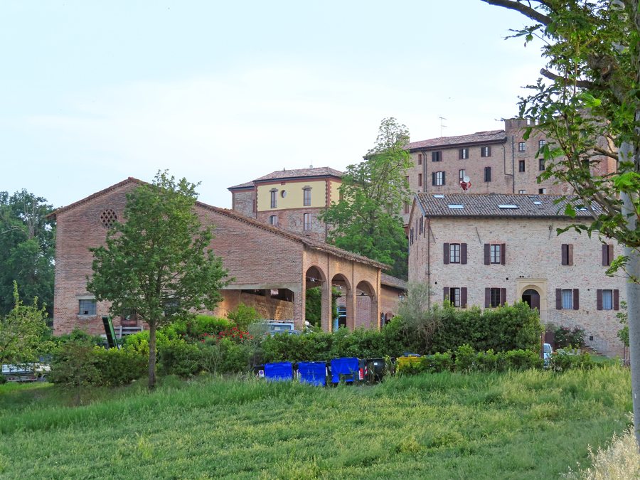 File:Borgo (Tabiano Castello, Salsomaggiore Terme) - Casa del Mezzadro e fienile 2022-05-15.jpg