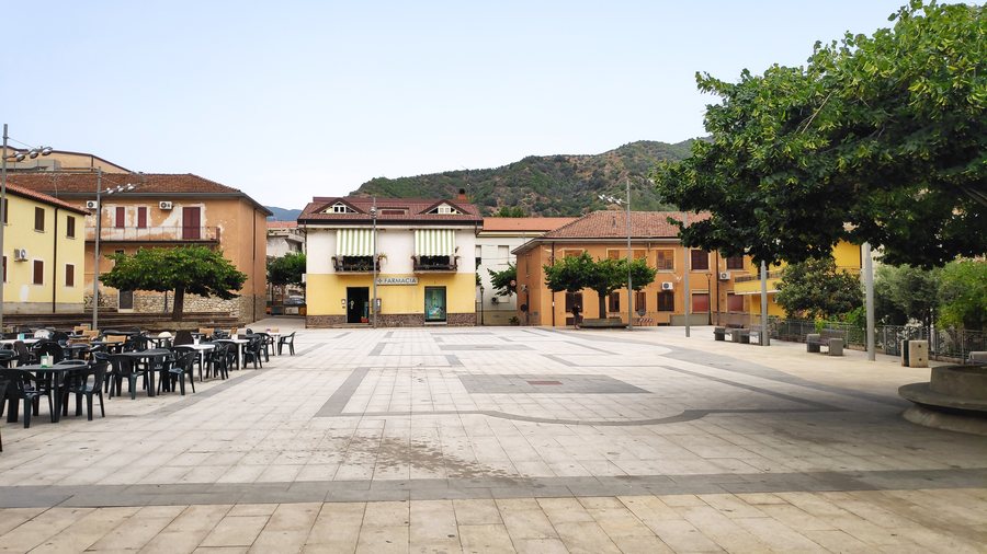 File:Piazza del Popolo a Bivongi (agosto 2021).jpg
