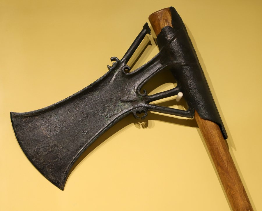 File:Scure bronzea da parata, VII secolo a.c., dalla tomba principesca di trestina-tarragoni 02.jpg
