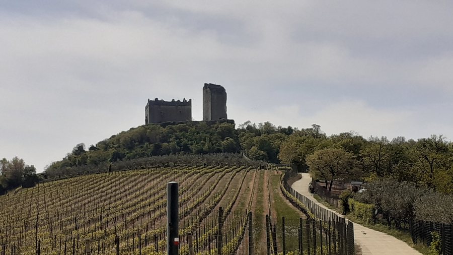 File:Castello Scaligero di Illasi 02.jpg