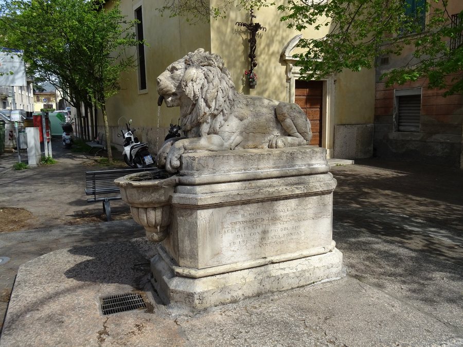 File:Avesa - Fontana leone 02.jpg