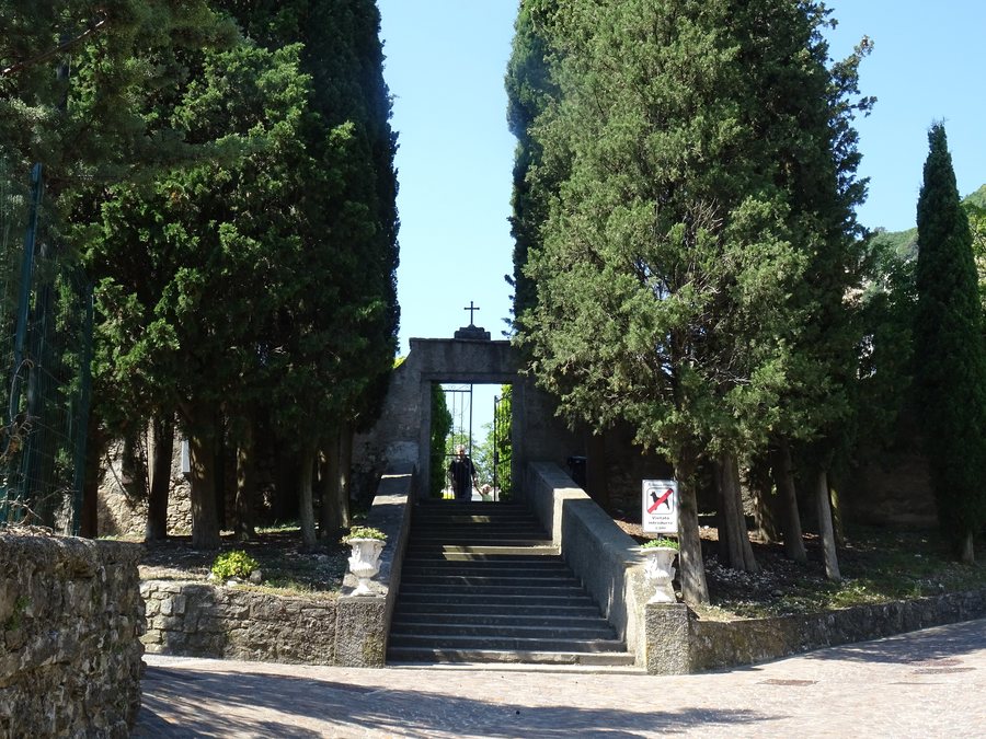 File:Cimitero di Piovere 01.jpg