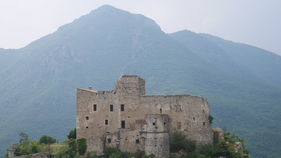 File:Castello dei Clavesana (Castelvecchio di Rocca Barbena) Turm.jpg