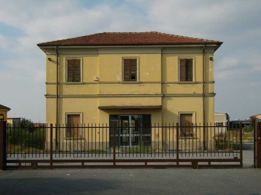 File:Orzinuovi - ex stazione ferroviaria.jpg