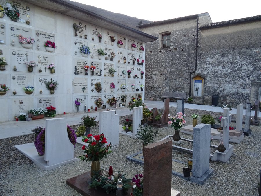 File:Cimitero di Pai 01.jpg