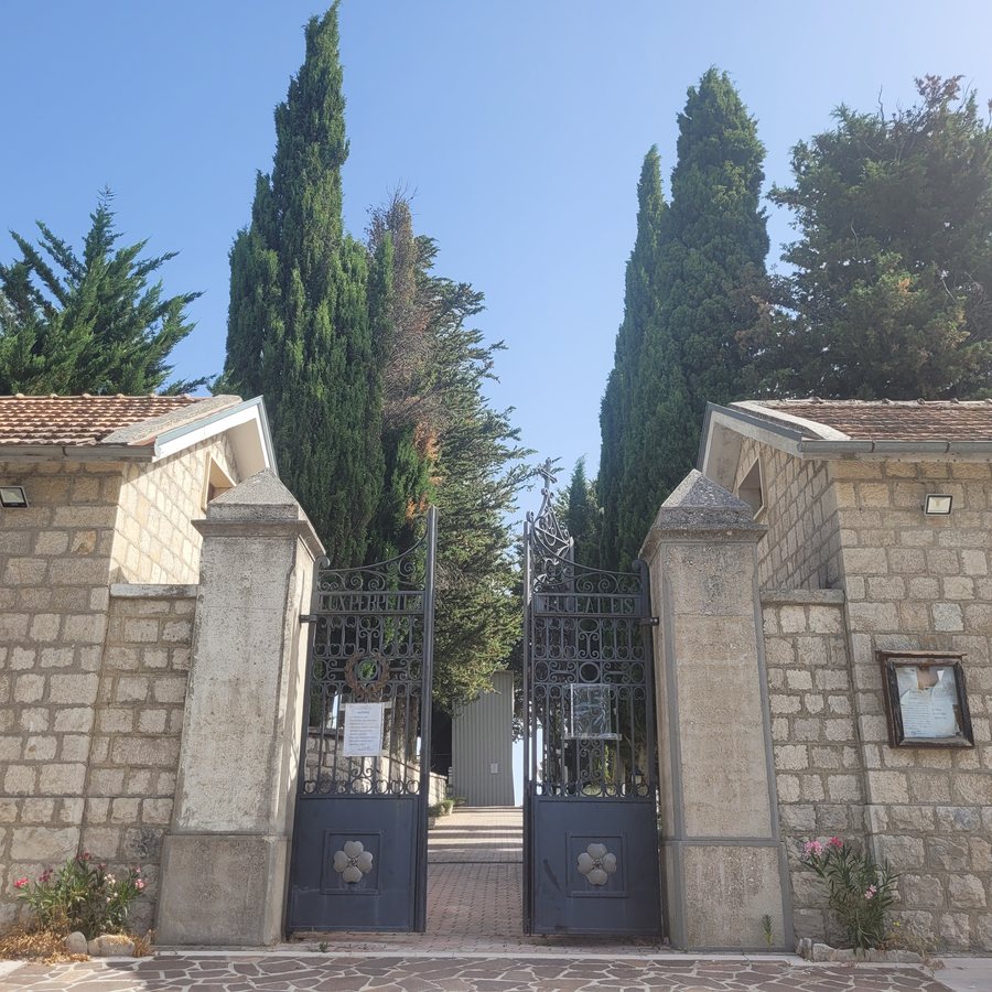 File:Frosolone cemetery.jpg