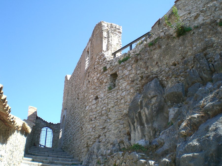File:Castello Oliveto Citra.jpg
