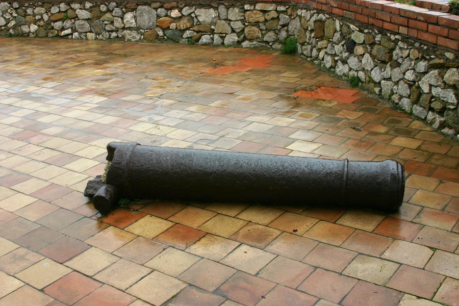 File:Broken cannon - Castle of Castelmola - Italy 2015.jpg