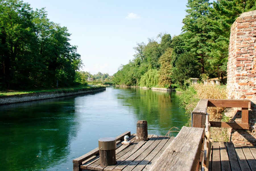 File:Castelletto di Cuggiono- Naviglio Grande 1.jpg