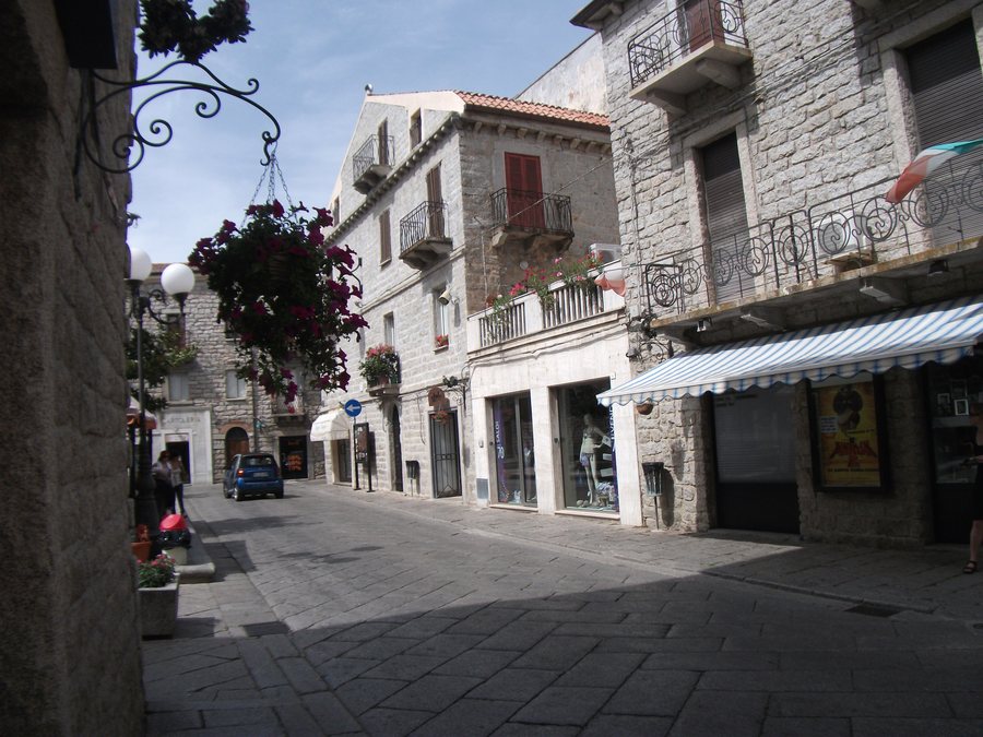 File:Tempio Pausania - Piazza Italia.jpg