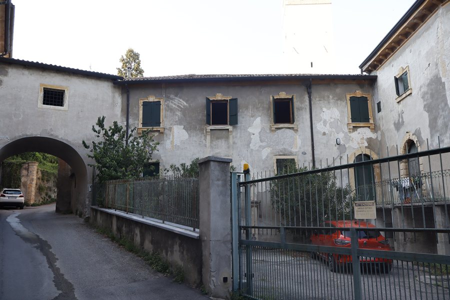 File:Poiano - Edifici vicino alla chiesa vecchia 01.jpg