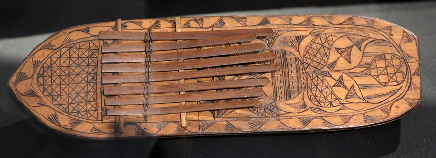 File:Nigeria, efik, sanza (agidigbo), in legno pirografato, xix secolo, da old calabar.jpg