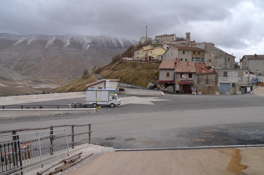 File:Castelluccio di Norcia, Italy.jpg
