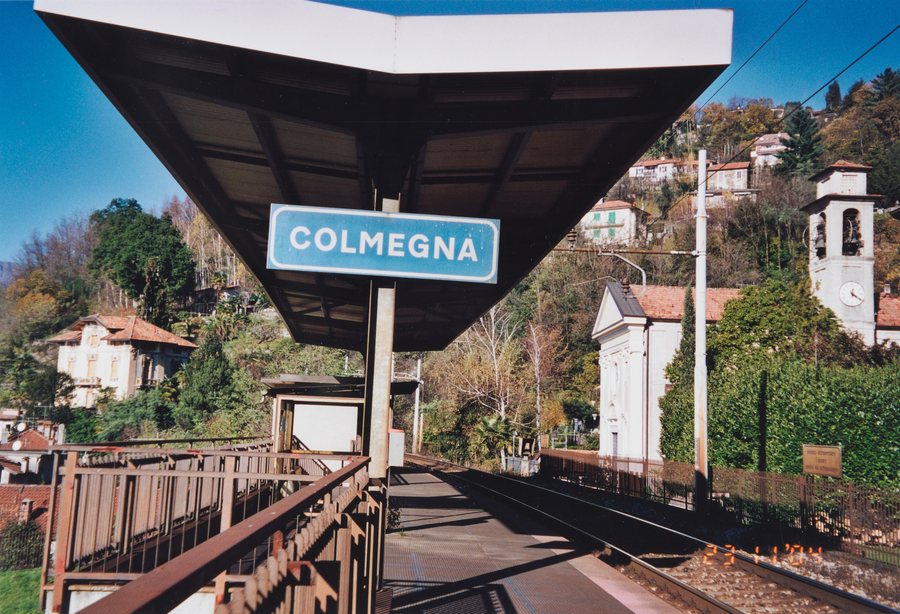 File:SBB Historic - F 122 00247 001 - Colmegna Haltestelle Perrondach.jpg