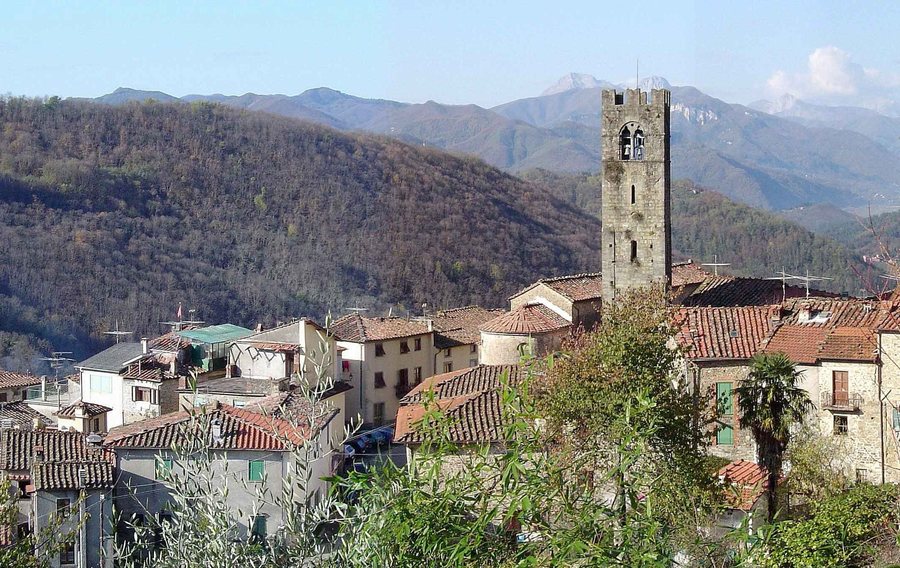 File:Veduta di Benabbio, Bagni di Lucca, Italia.jpg