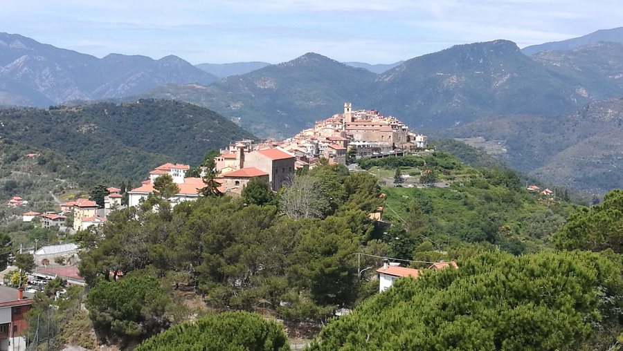 File:Perinaldo, Italy.jpg