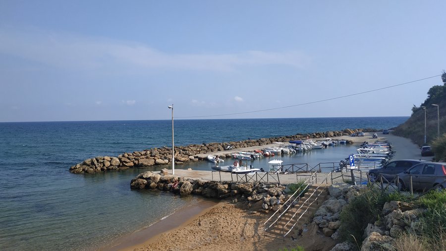 File:Le Cannella Porto - Isola Capo Rizzuto - Italy.jpg