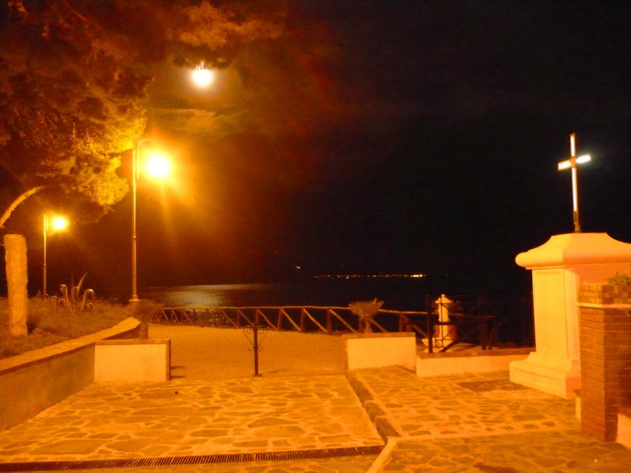 File:Croce luminosa a Ogliastro Marina di castellabate.JPG
