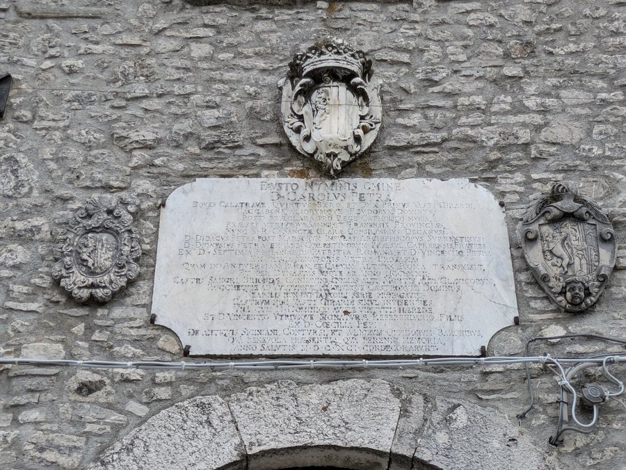 File:Castello angioino di Vastogirardi 02.jpg