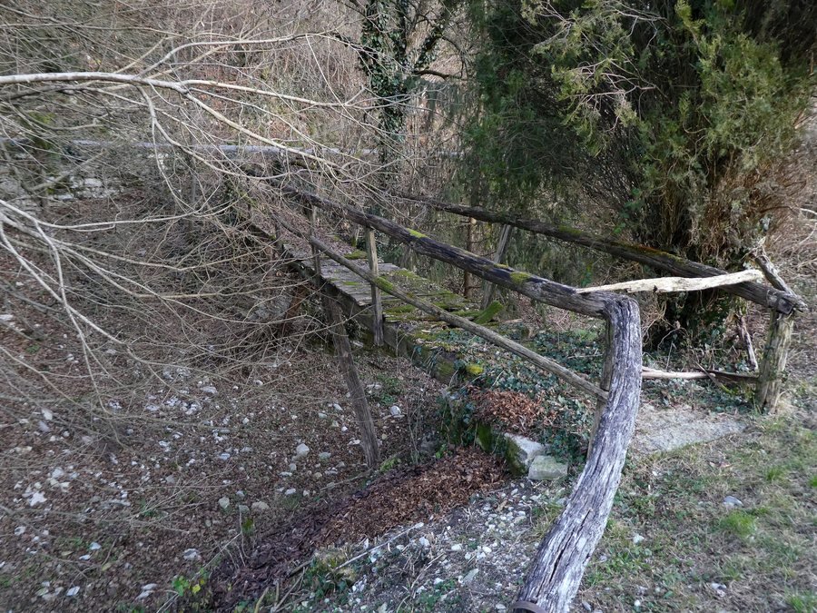 File:Cavaso del Tomba - Vecchio ponte davanti all'oratorio di Santa Cecilia.jpg