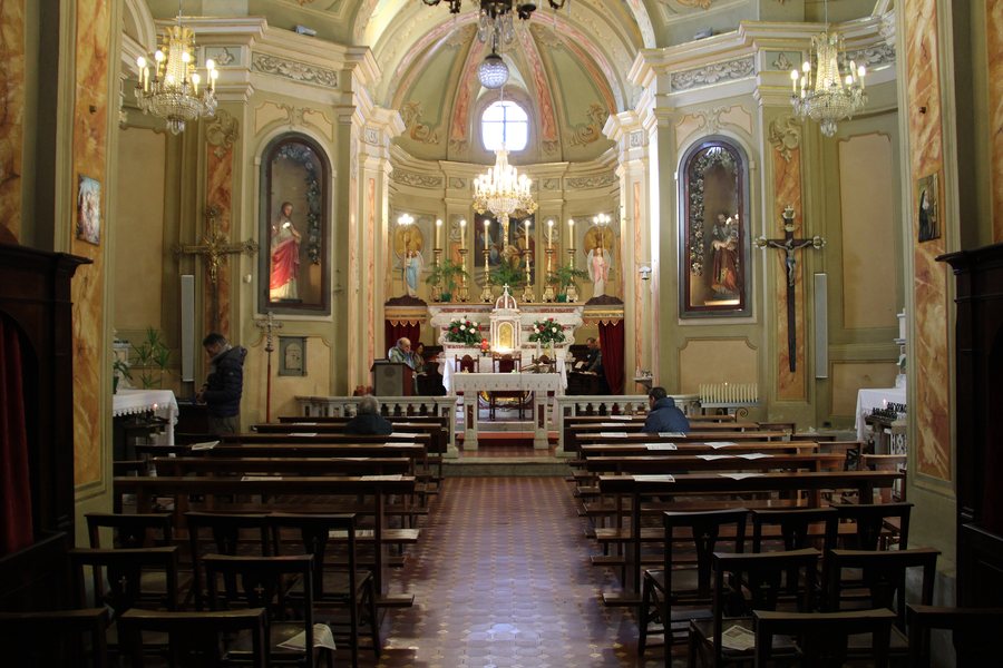 File:Barbarasco, Tresana - Chiesa dei Santi Quirico e Giulitta, interno 01.JPG