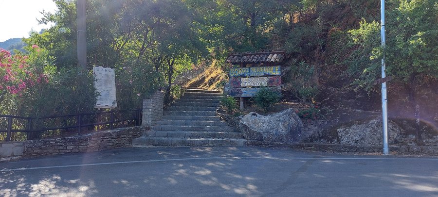 File:Accesso al Borgo Medievale di San Severino di Centola.jpg
