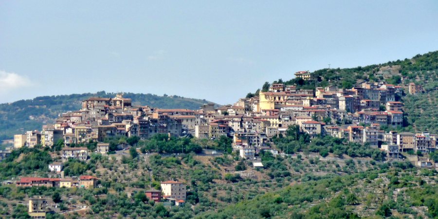 File:Panorama di Maenza da Roccagorga - panoramio.jpg