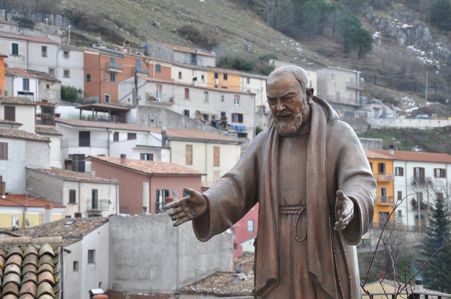 File:Padre Pio - Miranda (IS) - panoramio.jpg