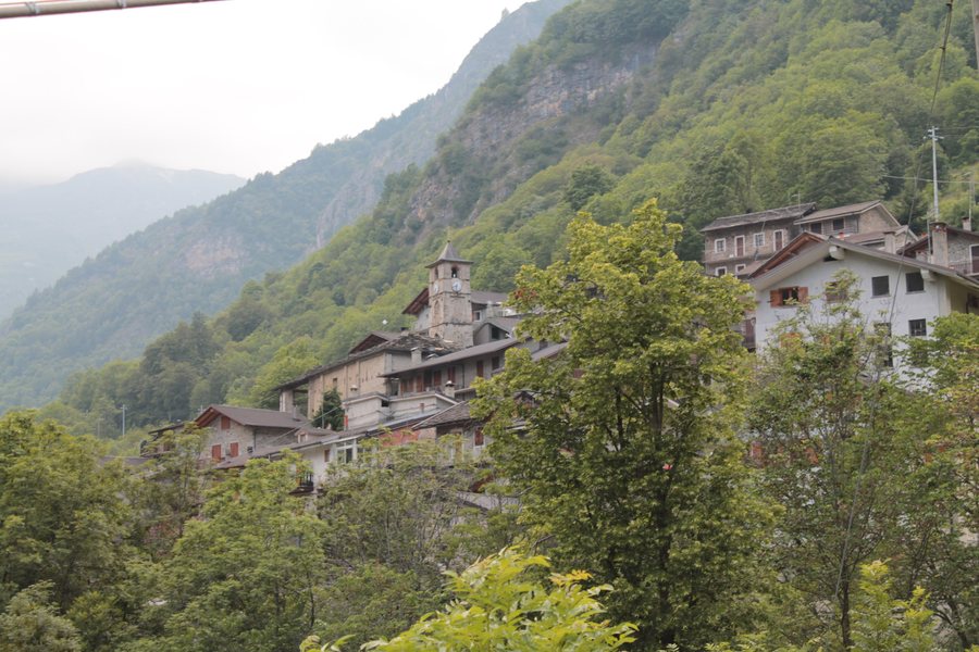 File:Castelmagno - Vista della frazione Campomolino.jpg