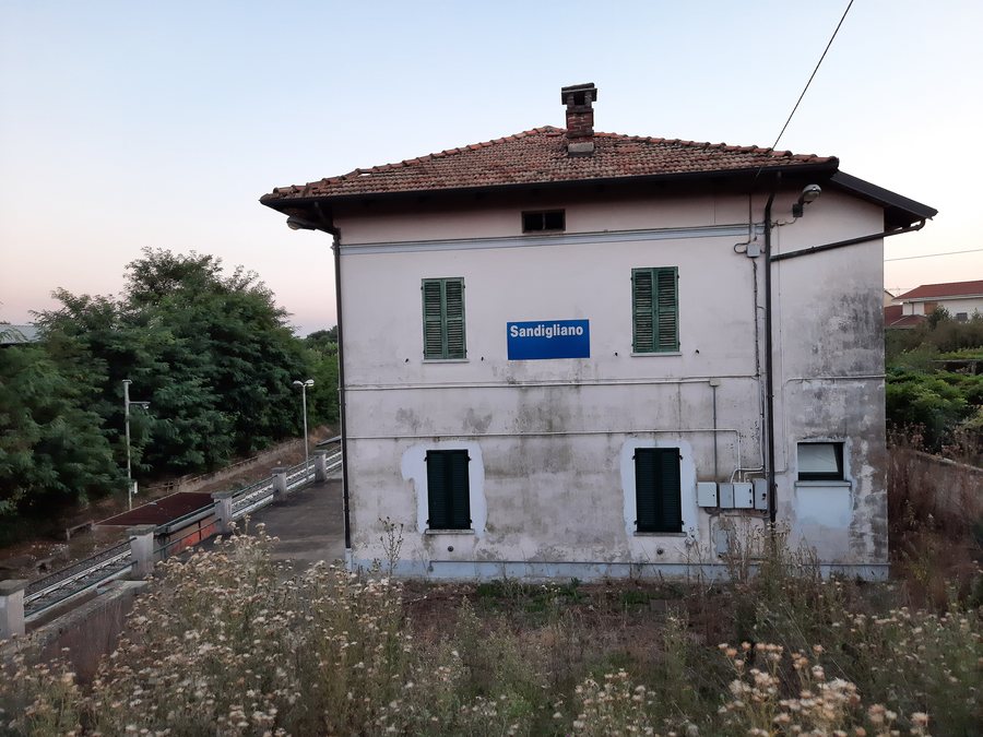 File:Fermata Sandigliano - lato strada.jpg