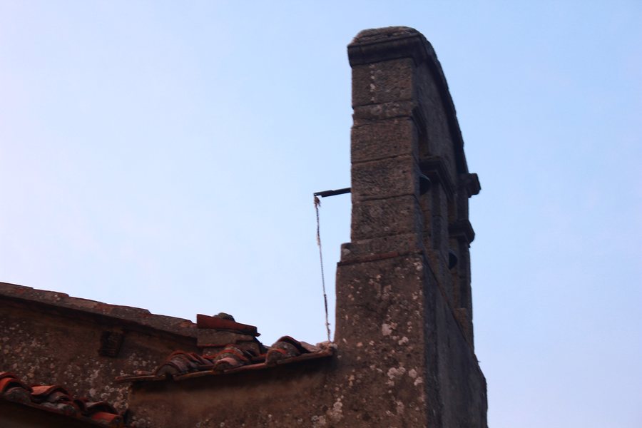 File:Salaiola chiesa della Madonna campanile a vela.jpg