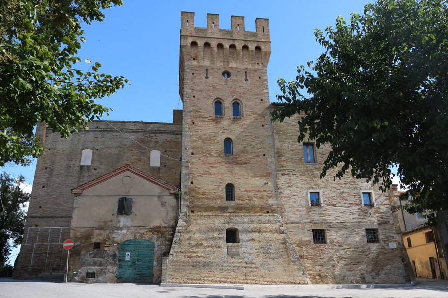 File:Castello del Cassero - Camerata Picena 01.jpg