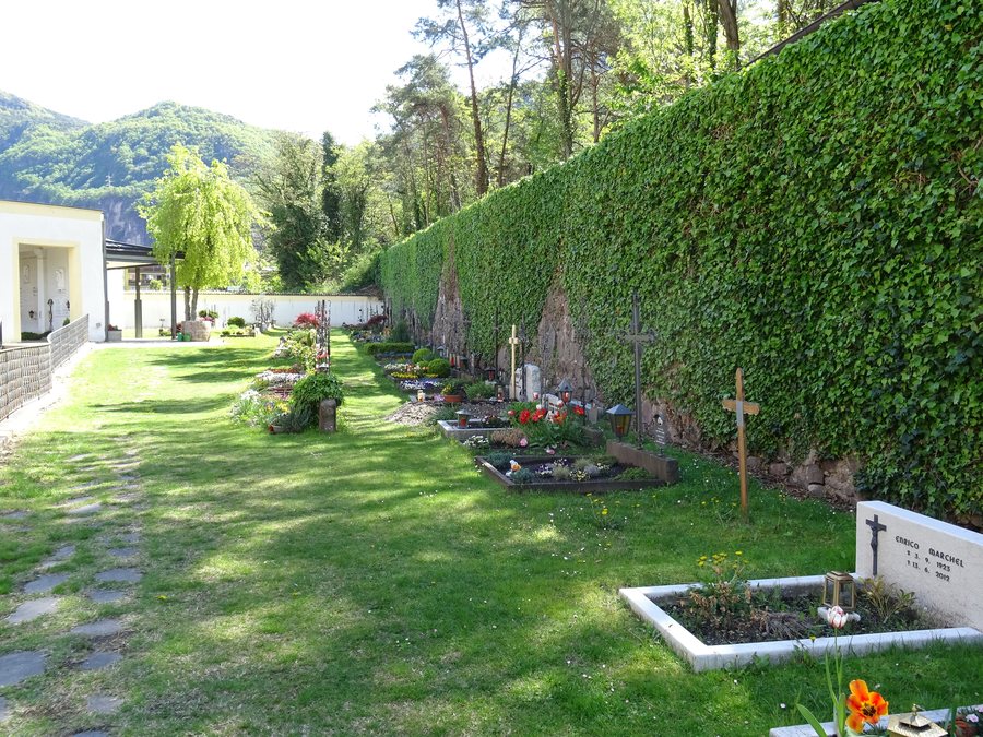 File:Cimitero di Ora 01.jpg