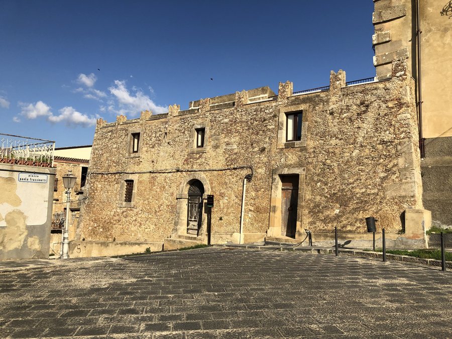 File:Castello di Mirabella Imbaccari 1.jpg