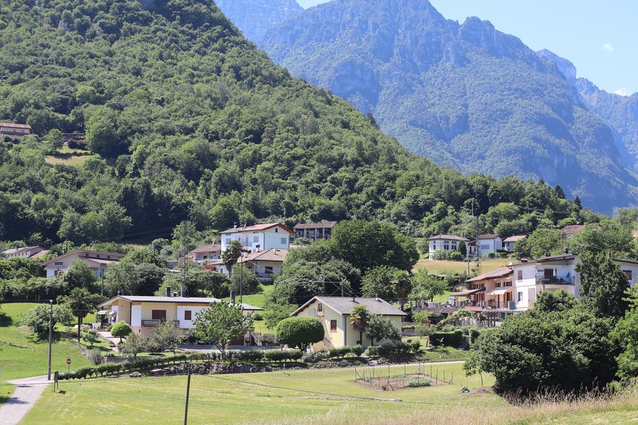File:Pascoli, Sospirolo.jpg