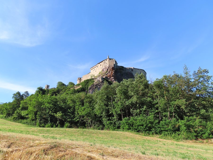 File:Castello (Bardi) - lati sud e ovest 1 2022-06-13.jpg