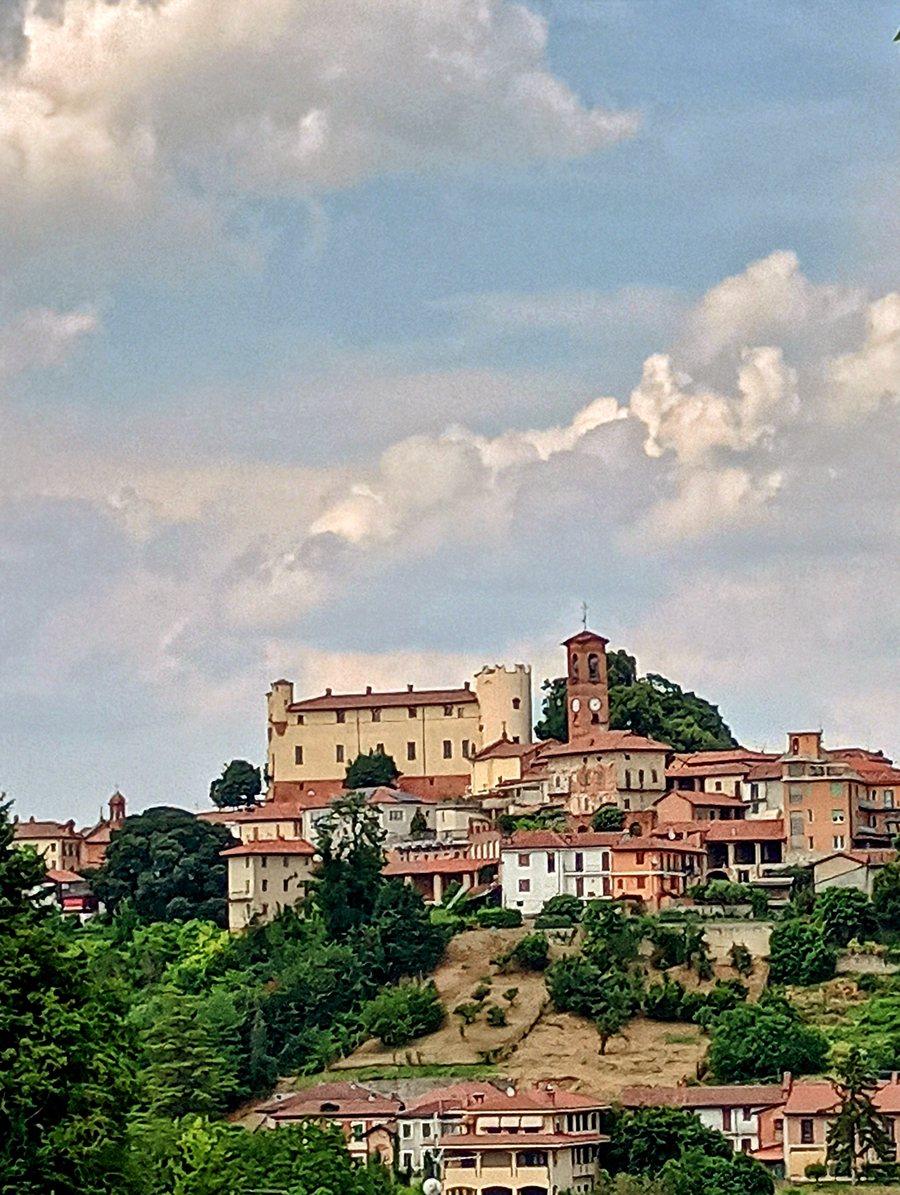 File:Castello di Cortanze Piemonte 06-07-2025.jpg