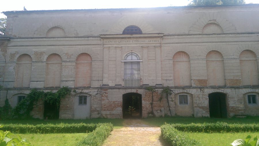 File:Torre de' Picenardi Bibliopinacoteca Villa Sommi-Picenardi 03 luglio 2016.jpg
