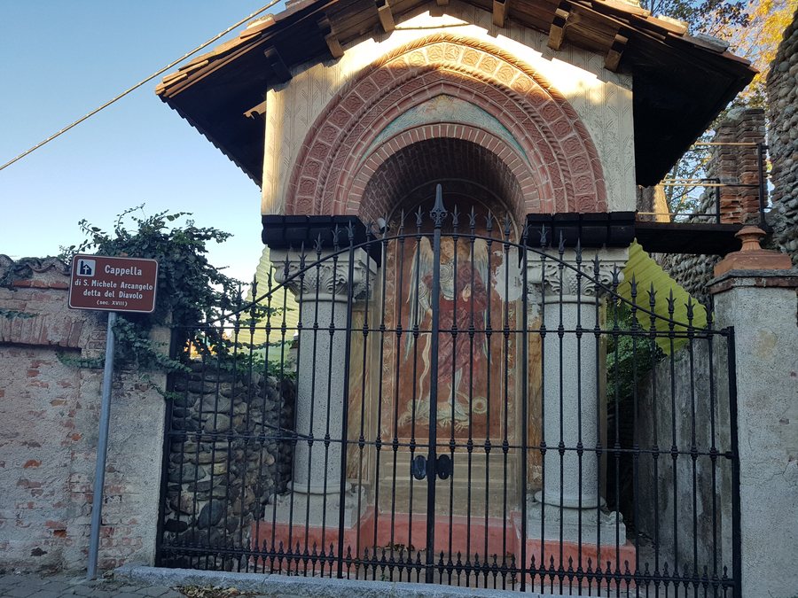 File:Cappella di S. Michele Arcangelo detta del Diavolo, Mazzè, Piemonte, Italia.jpg