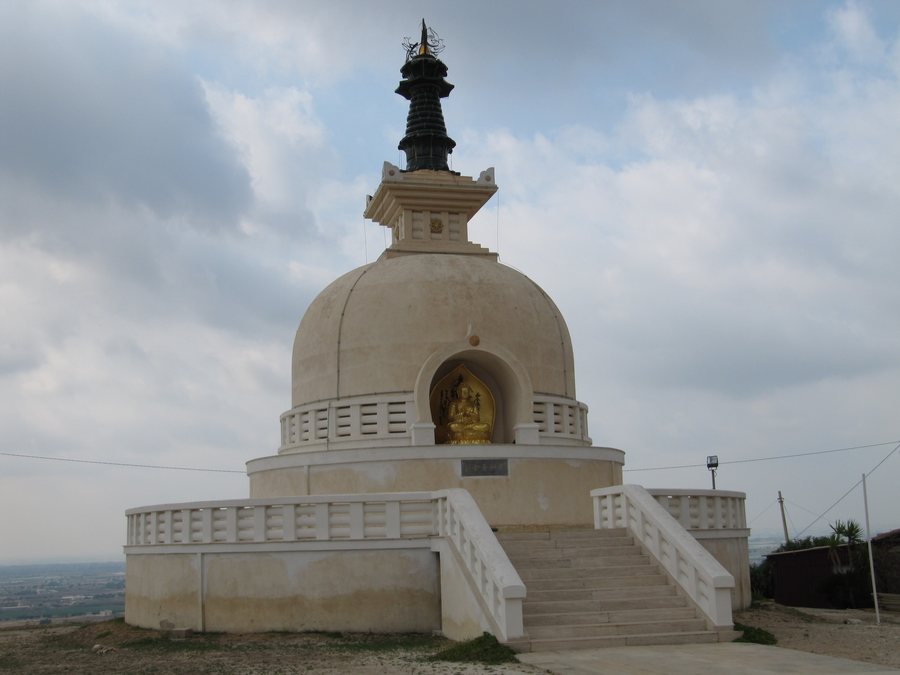 File:Pagoda della Pace, Tempio buddista della scuola Nipponzan Myohoji, fondato a Comiso nel 1998, monaco Reverendo Gyosho Morishita - panoramio.jpg