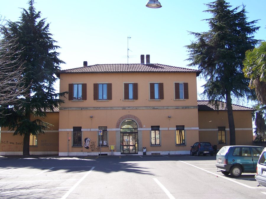 File:Stazione Coccaglio Lato paese 2008.jpg