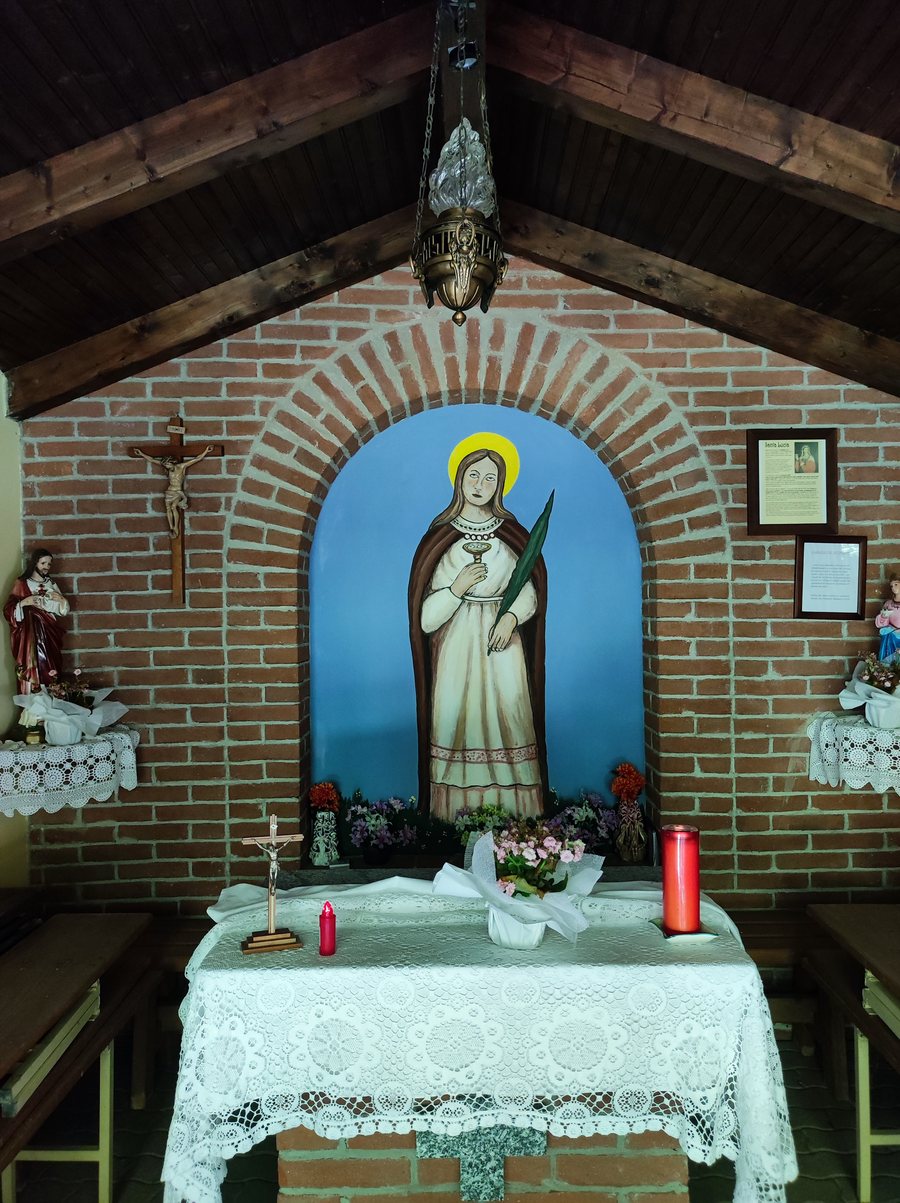 File:Cappella di Santa Lucia, Vallone Santa Lucia, Vernante - interno.jpg