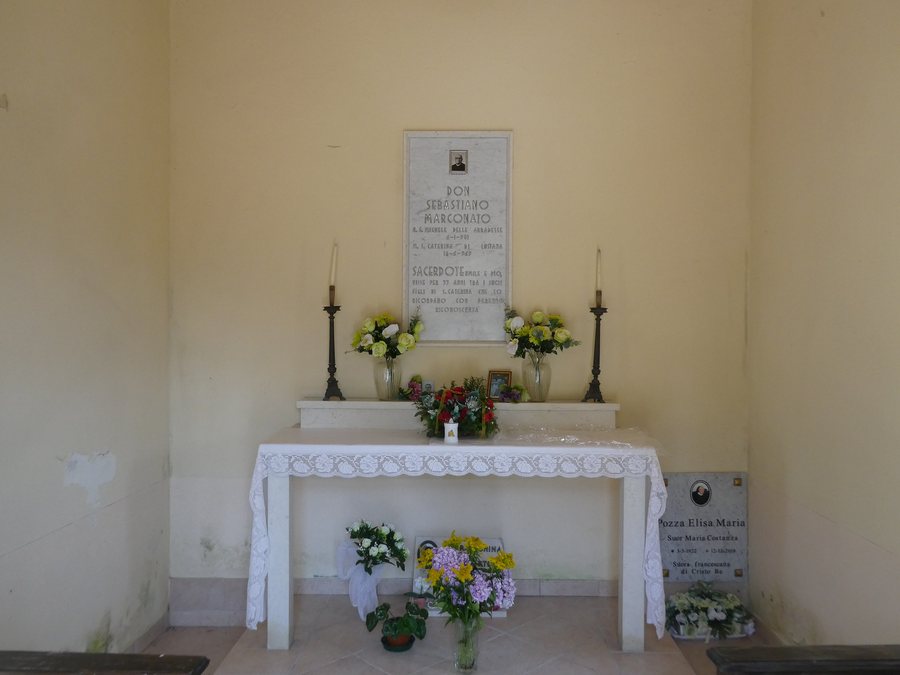 File:Cimitero di Santa Caterina di Lusiana - Cappella, interno.jpg