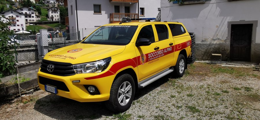 File:ITA — Regione del Veneto — Provincia di Belluno — Alleghe — Via Lungolago (Soccorso Alpino · Toyota) Mattes 2023-06-20.jpg