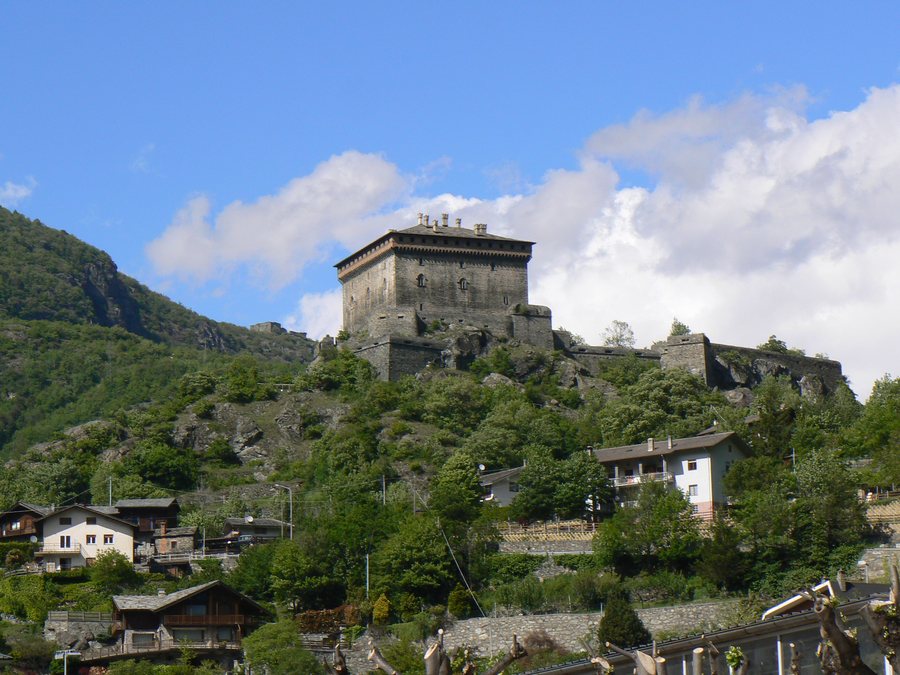 File:Castello di Verrès di maggio.JPG