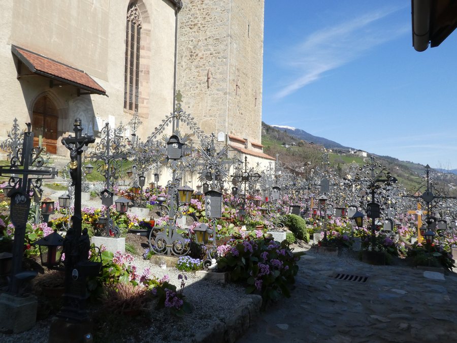 File:Cimitero di Villandro.jpg