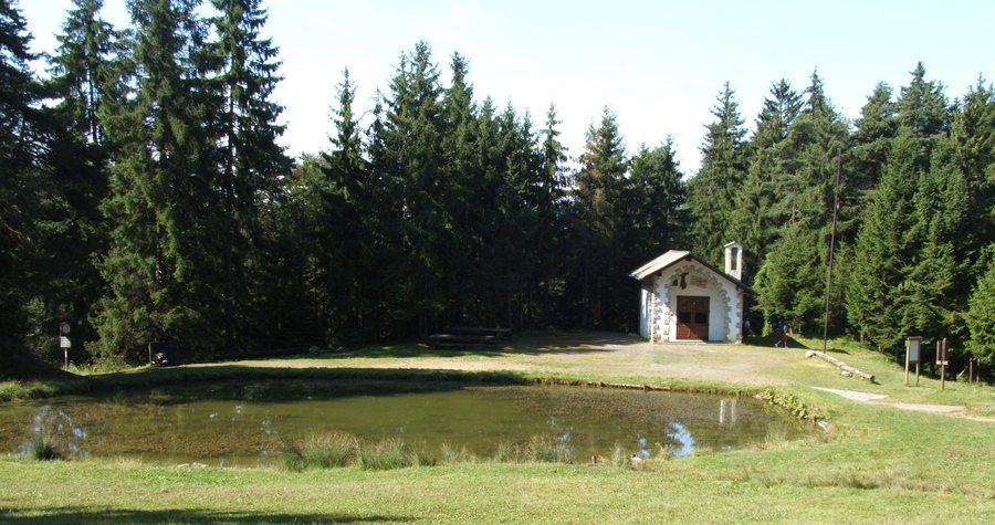 File:Bossico chiesetta dei caduti.jpg