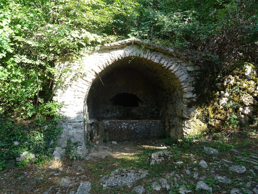 File:Brenzone sul Garda - Fontana coperta 01.jpg