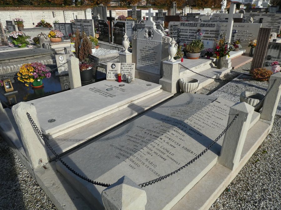 File:Cimitero di Nove - Tomba dei conti Novari.jpg
