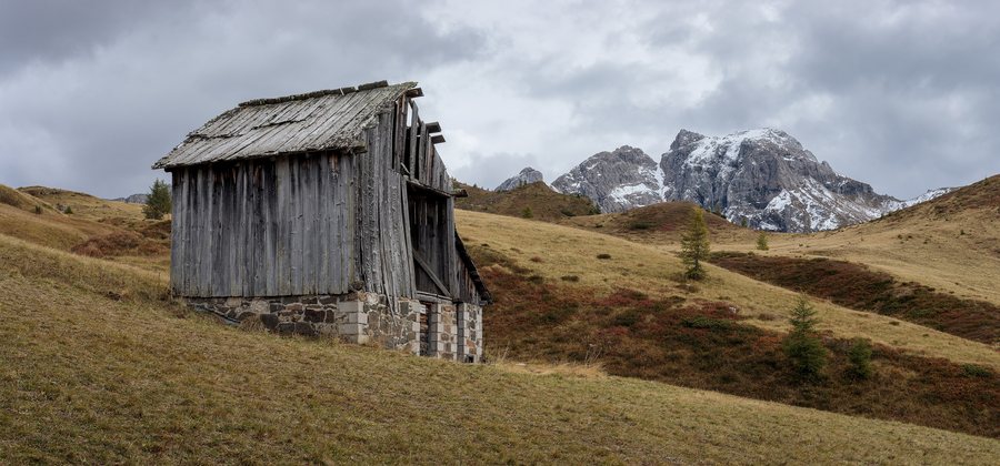 File:Deteriorated shack at Passo Giau with Dusso, Loschiesuoi and Monte Cernera, Colle Santa Lucia, Veneto, Italy, 2025 September.jpg